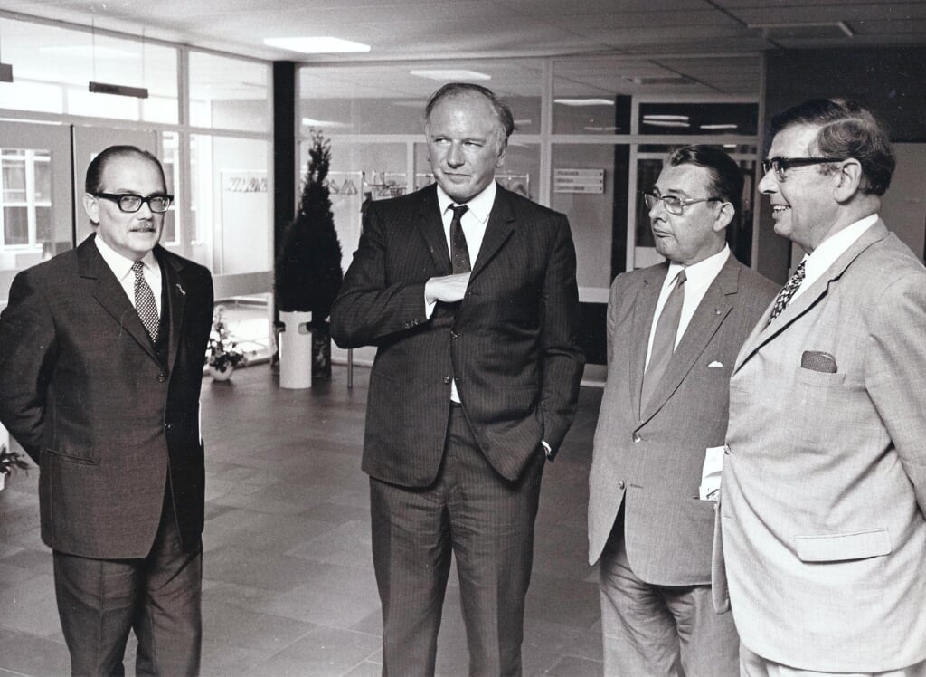 1 juni 1971: Daniël de Moulin (links) is aanwezig bij de officiële opening van het Liduinaziekenhuis aan de Bosscheweg in Boxtel. Rechts naast hem staatssecretaris Roelof Kruisinga. (Foto: Paul van der Werff, Stadsarchief Oss).