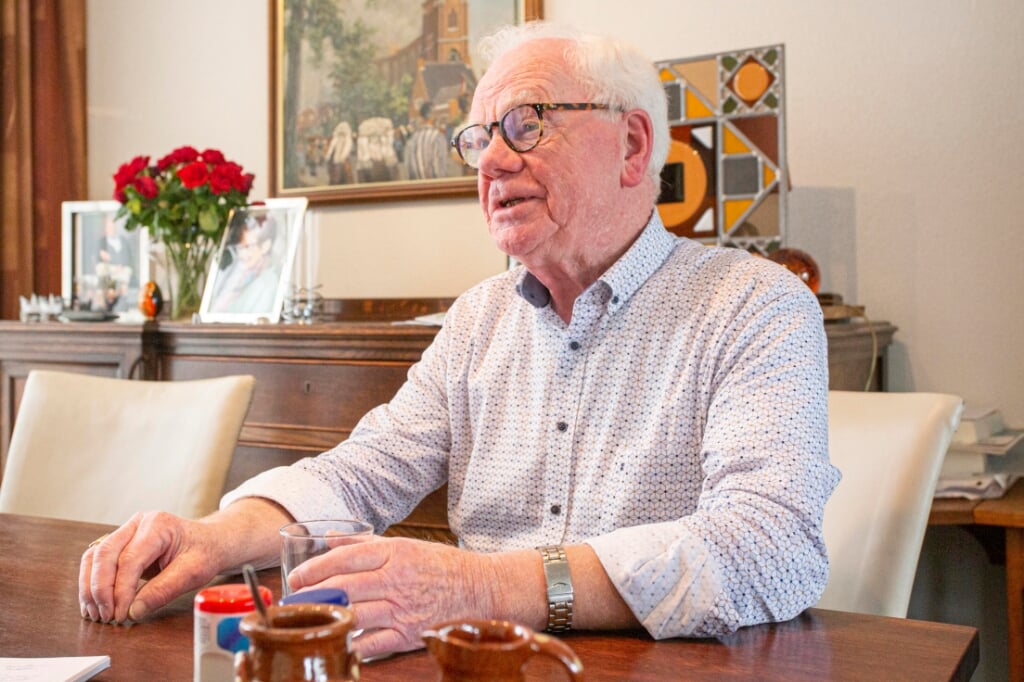 Harry van den Tillaart is op 29 mei - de dag dat hij 77 jaar oud wordt - precies een halve eeuw priester. Sinds 1985 werkt hij in Boxtel, de laatste vijftien jaar als pastor in de Lennisheuvelse Sint-Theresiakerk. (Foto: Bas van den Biggelaar). 