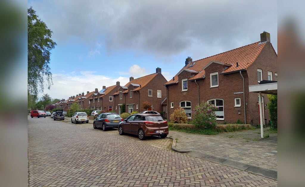 De tweekappers aan de Jan van Brabantstraat zijn deels huur- en deels koopwoningen. (Foto: Jan Hermens). 