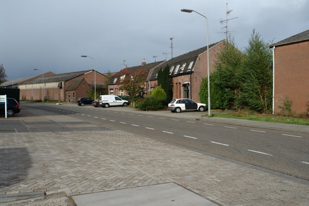 Woningen aan de Van Salmstraat, geflankeerd door de bedrijfsgebouwen van de voormalige houthandel Langenhuijsen. De gebouwen werden in de zomer van 2007 gesloopt. Sindsdien lag dit terrein in de spoorzone braak. 