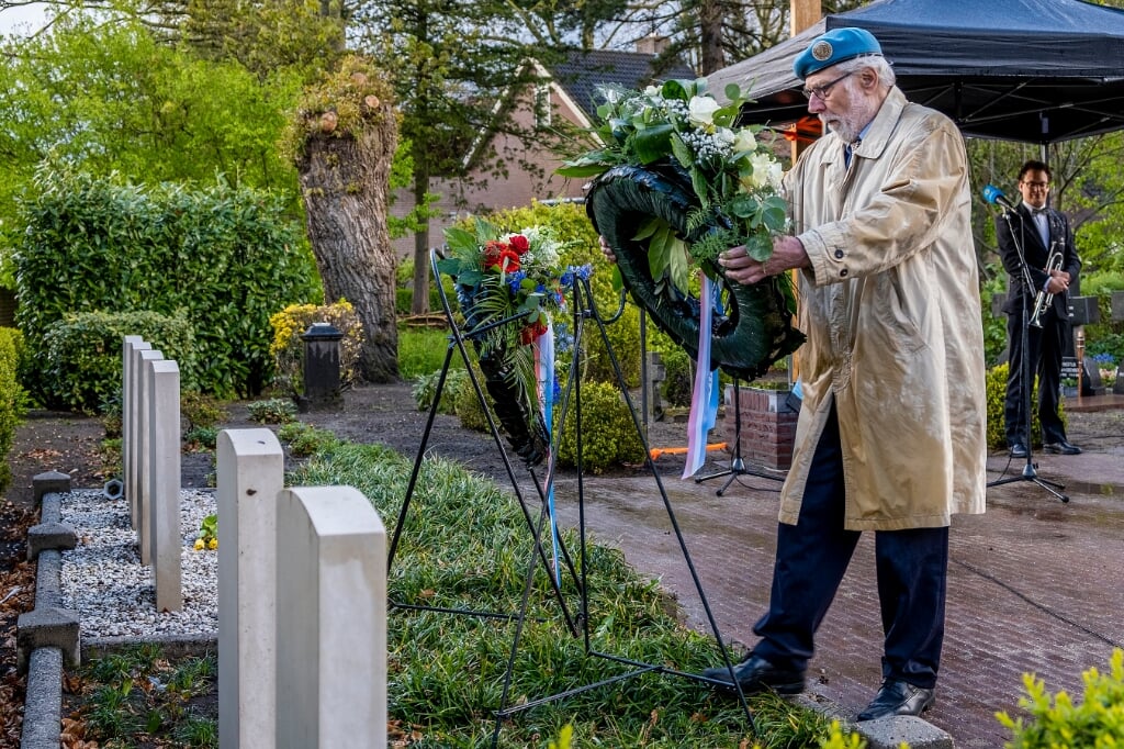 Theo Raaijmakers van Stichting Veteranen Boxtel legde dinsdagavond een krans bij de graven van de RAF-piloten op het Heilig Hartkerkhof. (Foto: Peter de Koning).  