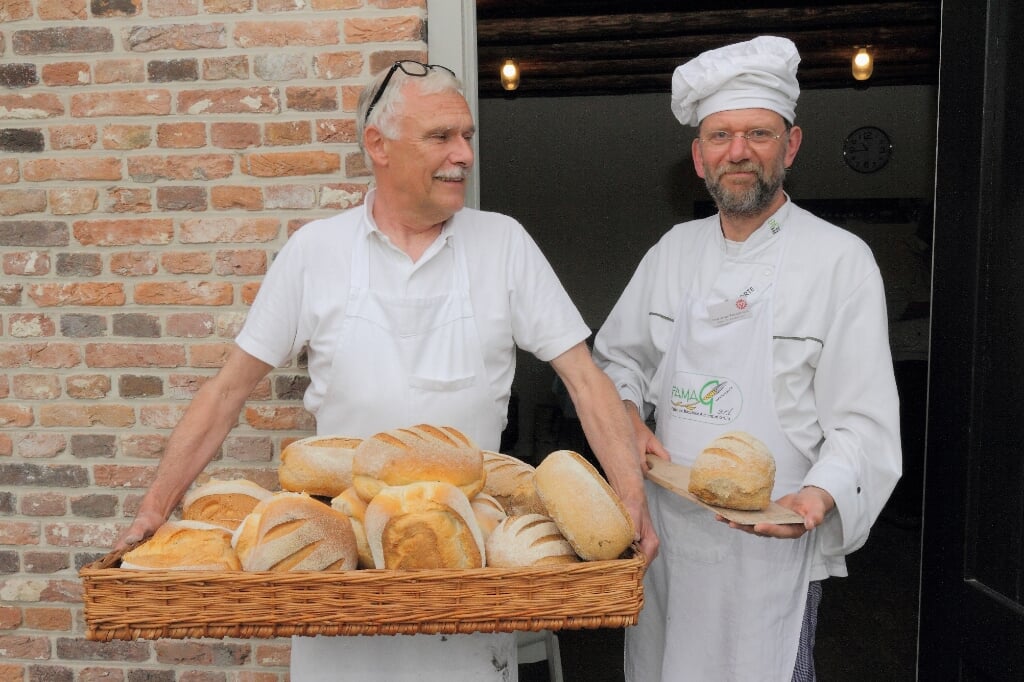 De vrijwillige broodbakkers bereiden om de week op authentieke wijze broden in het bakhuisje op het erf van bezoekerscentrum D'n Liempdsen Herd aan de Barrierweg in Liempde. (Foto: Ruud van Nooijen). 