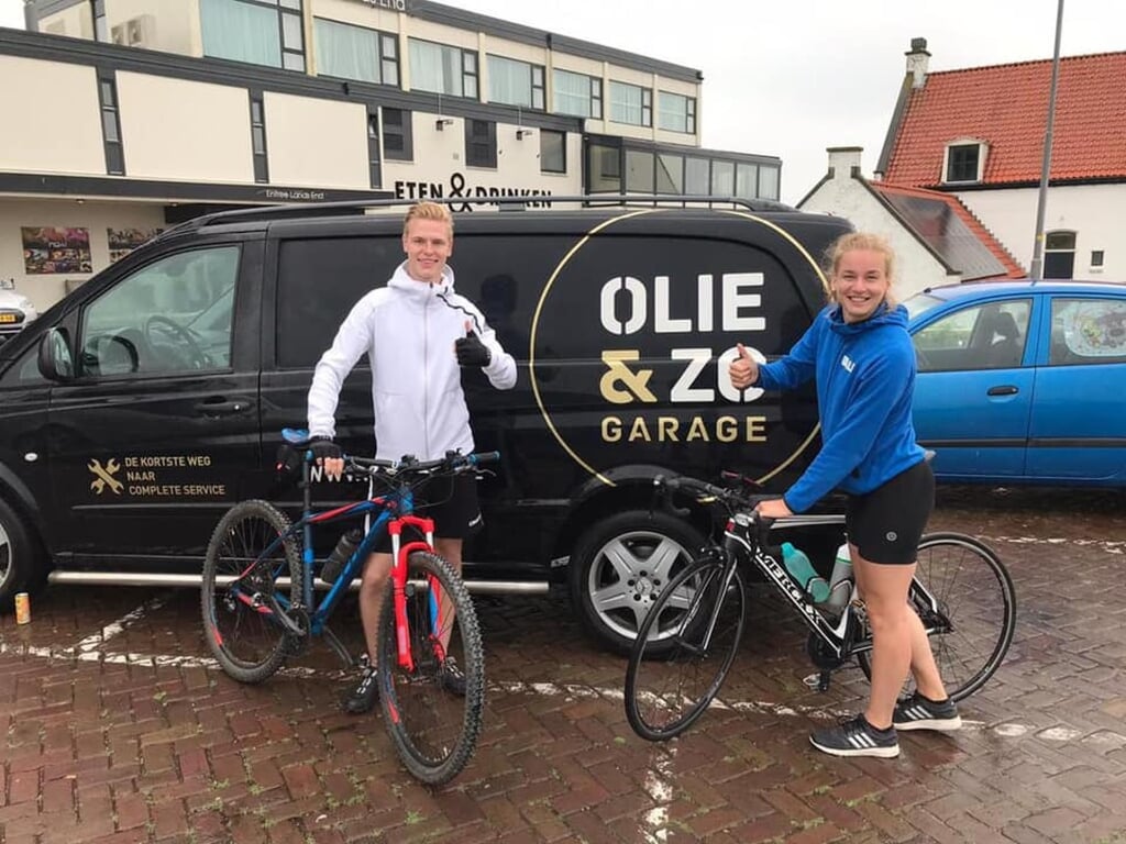 Ferry Koomen en Kim van de Laar kregen van het Boxtelse garagebedrijf Olie&Zo een busje gesponsord om de fietsen in te vervoeren. (Foto: eigen collectie).