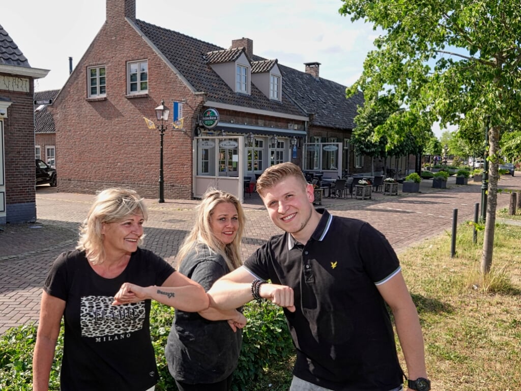 Van links naar rechts: Laura Sweens, haar dochter Loes Weber en Youri Berkelmans met op de achtergrond 't Huukske. Per 1 juli krijgt Youri officieel het Liempdse café aan de Barrierweg in handen. (Foto: Albert Stolwijk).