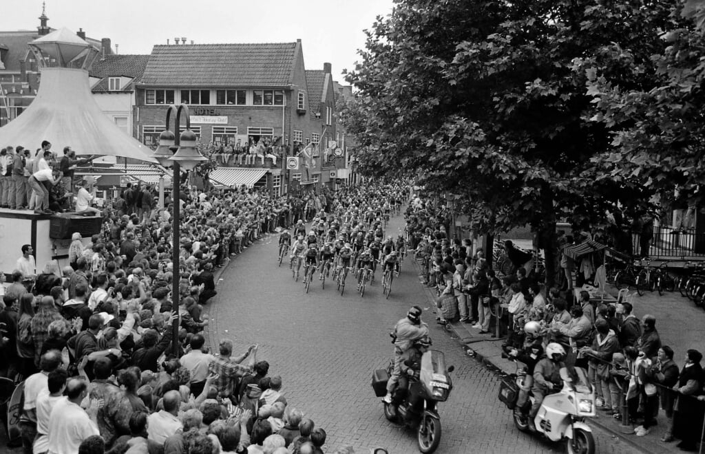 Doorkomst van het Tourpeloton op de Markt in Boxtel op 30 juni 1996. (Foto: Piet van Oers).
