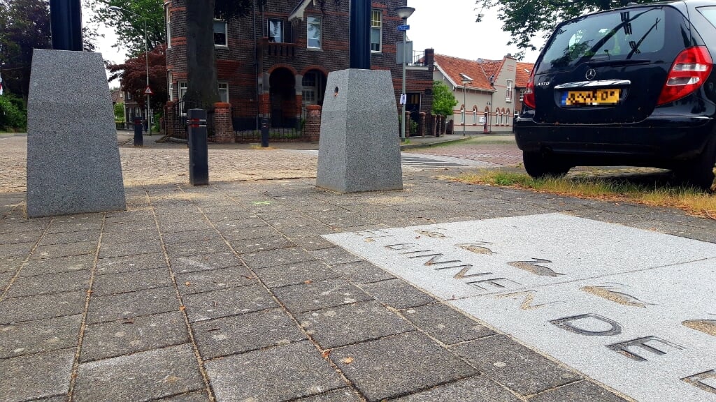Bij de twee vlaggenmasten op een 'gedrongen' keistampersvoet in de Clarissenstraat ontbreekt nog het eerste deel van het tableau met de tekst Boxtel Binnen de Bruggen. Dat heeft te maken met een graveerfout. 