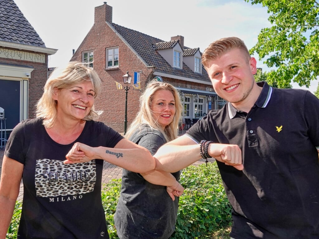 Van links naar rechts: Laura Sweens, haar dochter Loes Weber en Youri Berkelmans met op de achtergrond 't Huukske. (Foto: Albert Stolwijk).