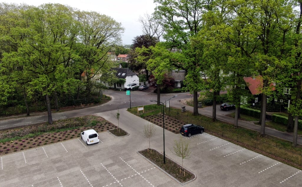 De Eikenlaan (rechts) wordt eenrichtingsverkeer. Autoverkeer dat park Molenwijk verlaat, moet gebruikmaken van het nieuwe parkeerterrein van hockeyclub MEP (voorgrond). Oók restaurantbezoekers van het paviljoen aan het Leijsenven. (Foto: Albert Stolwijk).