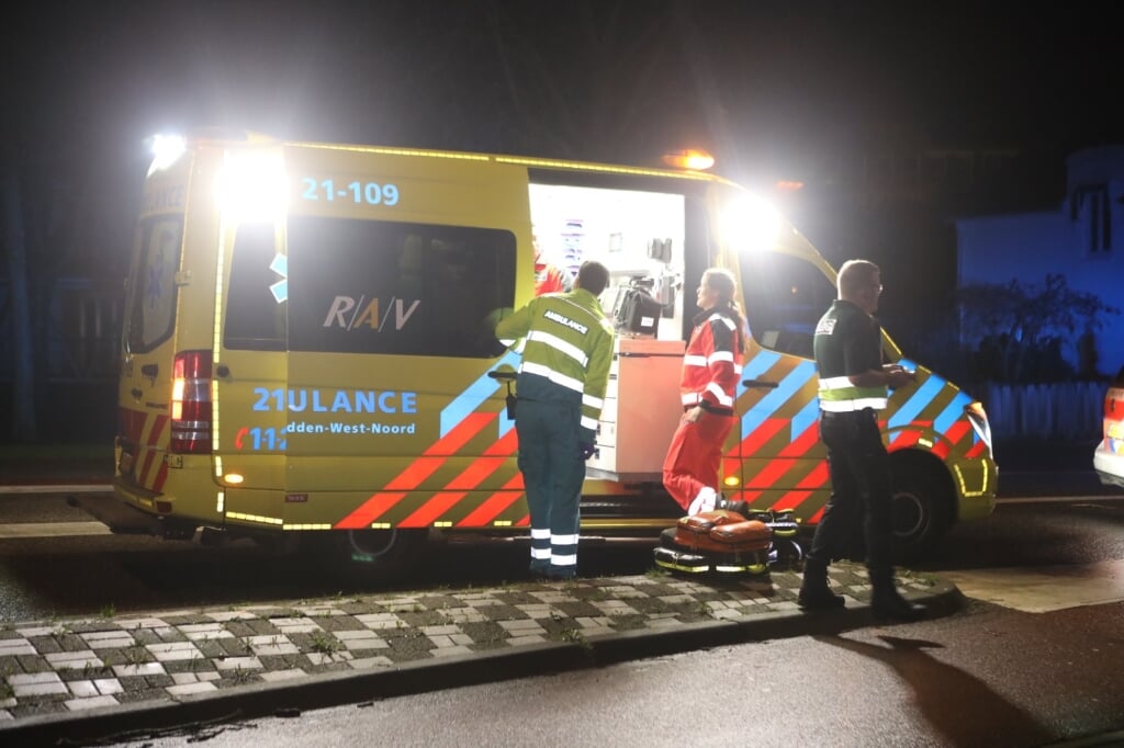 De ambulancedienst in actie vanwege een verkeersongeval aan de Hobbendonkseweg in februari 2020.