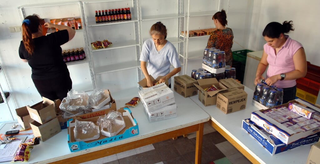 In 2006 werden de eerste voedselpakketten uitgedeeld bij de Voedselbank, destijds gebeurde dat aan de Baanderherenweg. (Foto: archief Brabants Centrum).