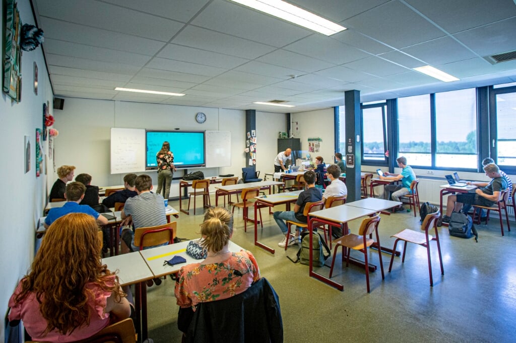 Vanwege de coronamaatregelen houdt het Baanderherencollege ruimte in de klaslokalen. De leerlingen mogen wel in koppels naast elkaar zitten. (Foto: Bas van den Biggelaar).