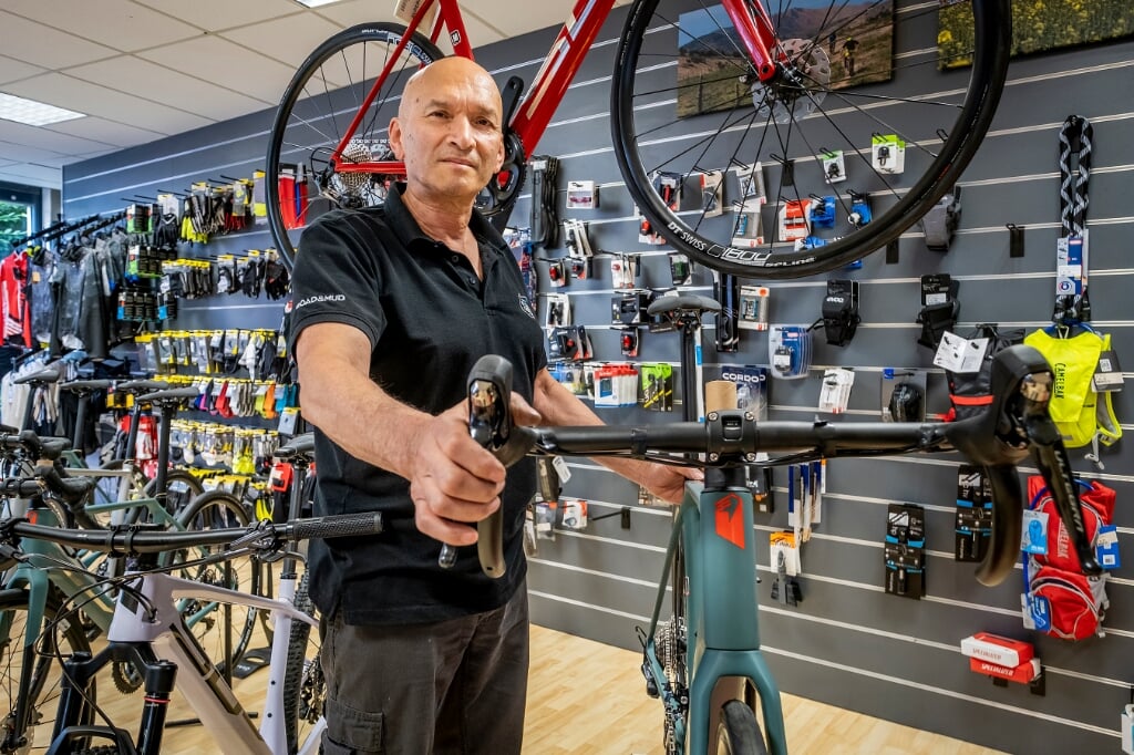 Eigenaar Gerard Prince opende bijna tien jaar geleden de deur van Cycle Crew, een speciaalzaak voor wielrenners en mountainbikers aan de Rechterstraat in Boxtel. (Foto: Peter de Koning).