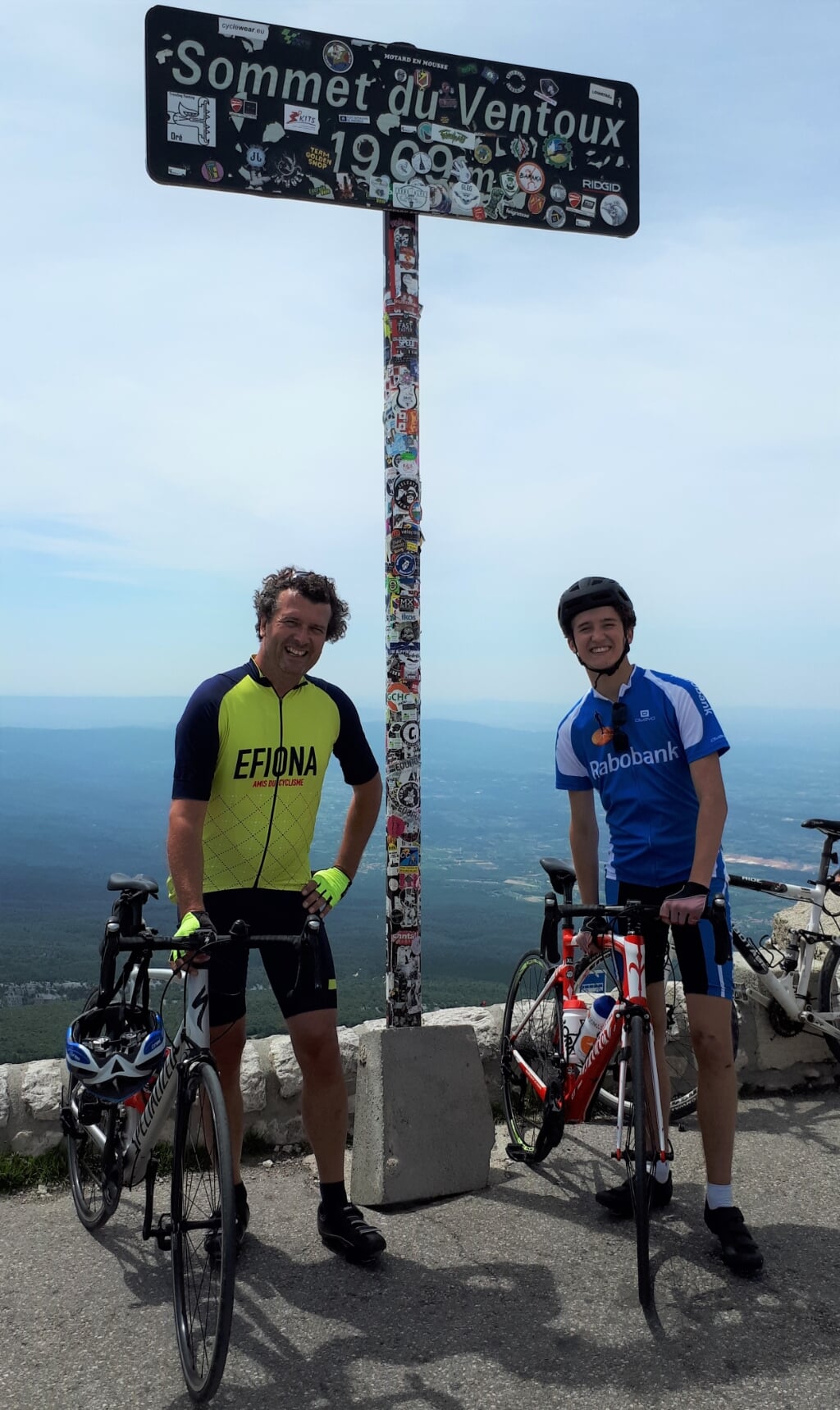 Marc Cleutjens met zoon Tom in 2018 op de top van de Mont Ventoux. Het duo zal tijdens de komende Tour de France de berg opnieuw bedwingen.