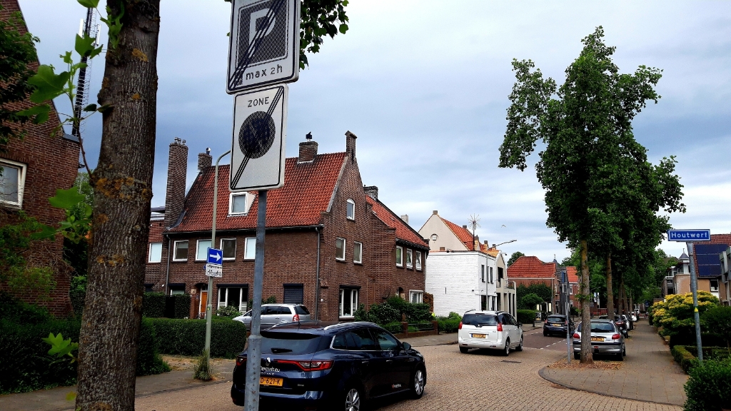 Vorige week is dit verkeersbord geplaatst op de hoek Prins Bernhardstraat/Houtwerf.