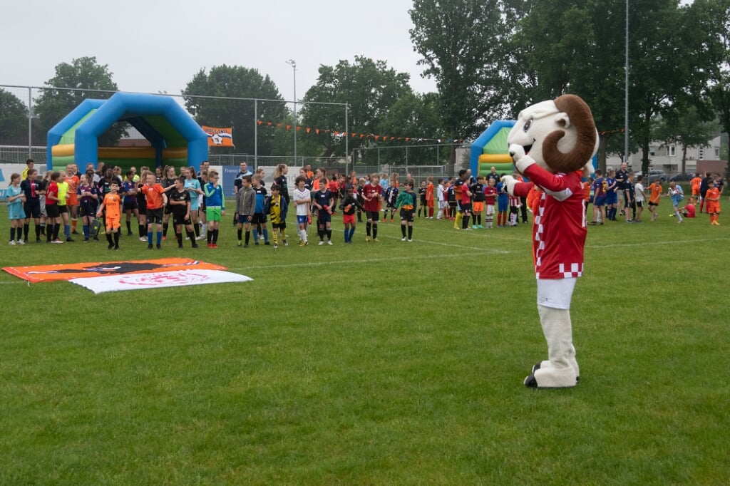 Mascotte Bockie verscheen zaterdag op het voetbalveld om de talenten nog eens extra te motiveren in sportpark Munsel tijdens het Oranjefestival van RKSV Boxtel. 