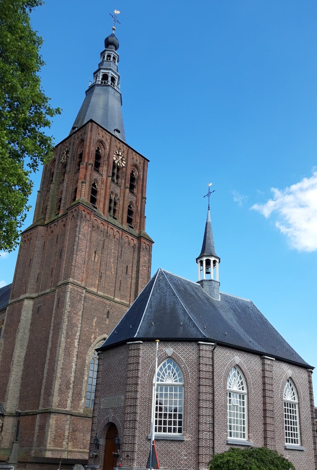 Het protestants kerkje aan de voet van de Sint-Petrustoren in Boxtel werd in 1812 gebouwd en is ontworpen door de Boxtelse architect, landmeter en politicus Hendrik Verhees. (Foto: Henk van Weert).