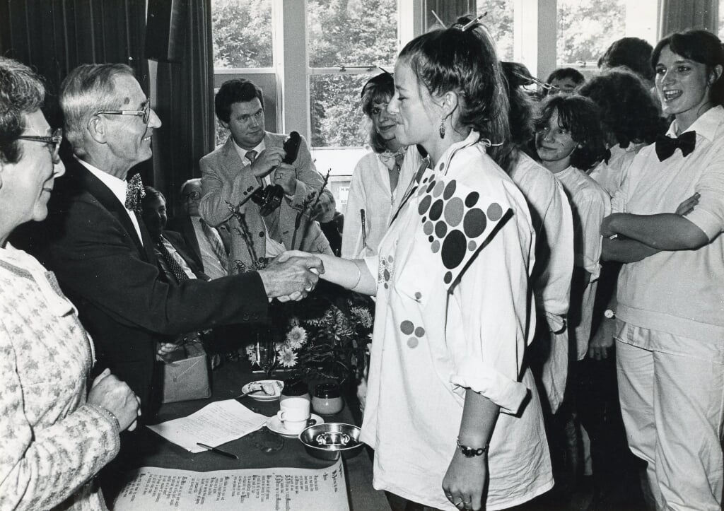 Studenten van SintLucas nemen afscheid van directeur Dré Vriens. (Foto: Piet van Oers, september 1980).