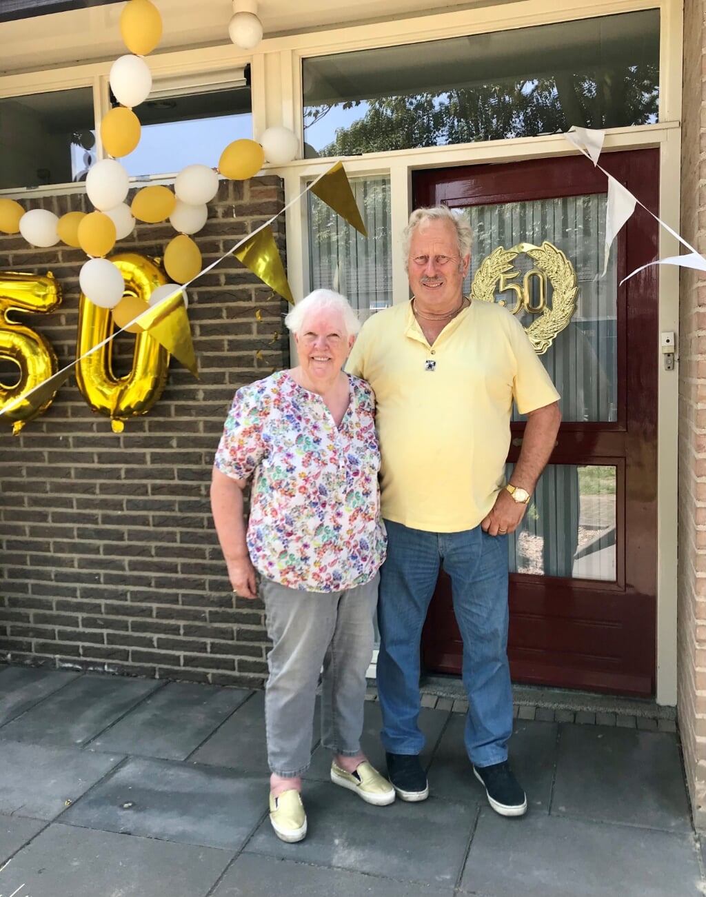 Bart en Rikie Schellekens zijn vijftig jaar getrouwd en geven 6 november groot feest in Gemonde, in de hoop dat de coronamaatregelen dan verleden tijd zijn. (Foto: Linda van de Wiel). 