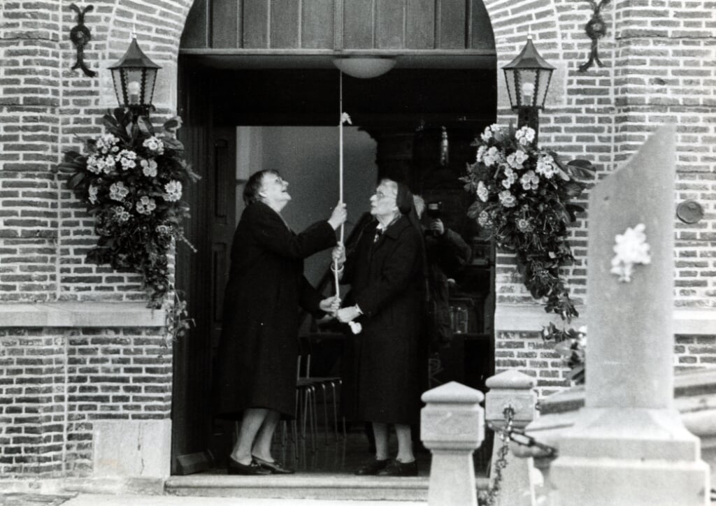 April 1996: Aloysia en Marij, twee zusters ursulinen, luiden bij de heropening het angelusklokje dat hun orde schonk. 