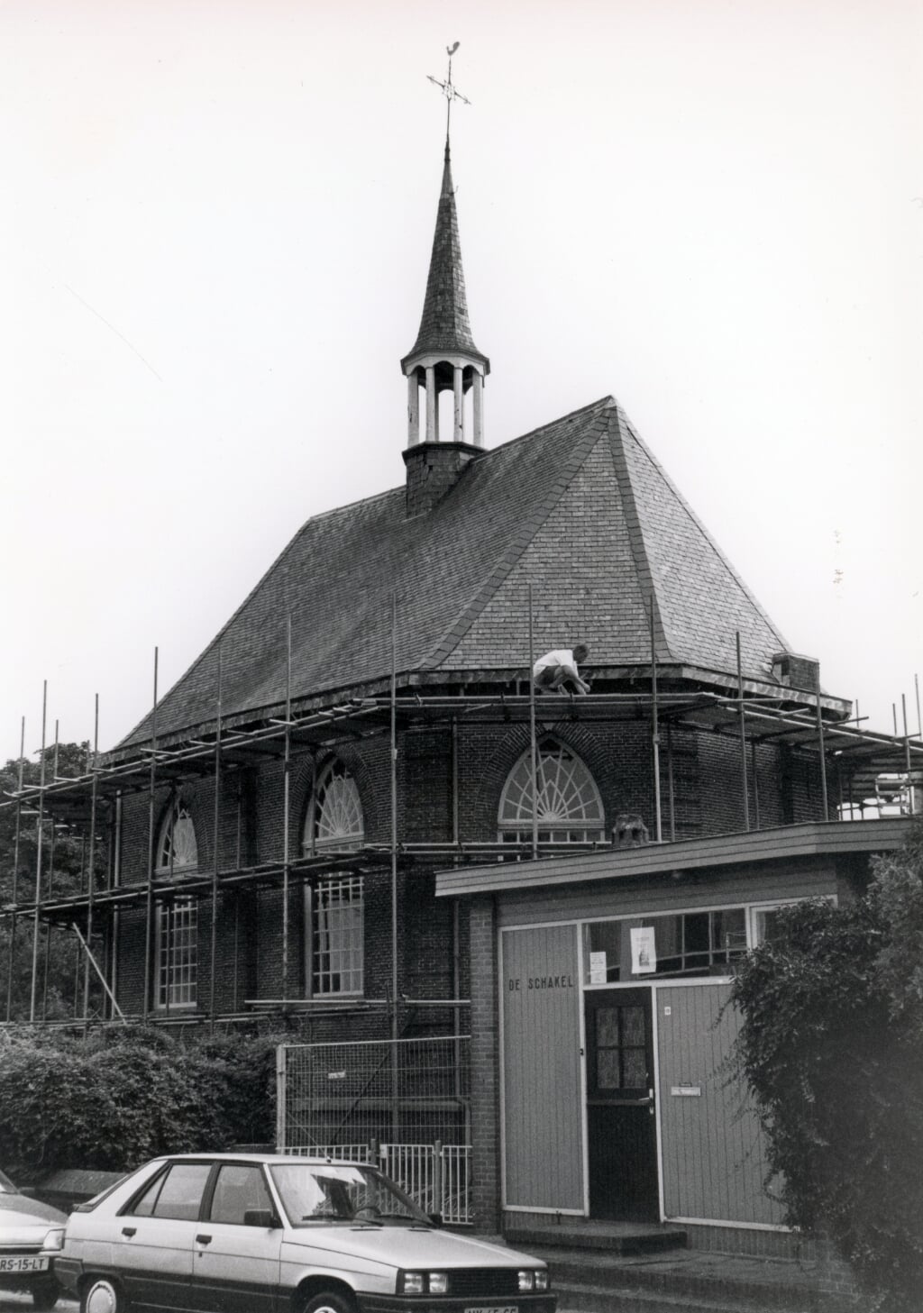 Augustus 1995: protestantse kerk in de steigers. Rechts De Schakel. Dit ontmoetingscentrum werd in 2006 afgebroken om plaats te maken voor nieuwbouw.