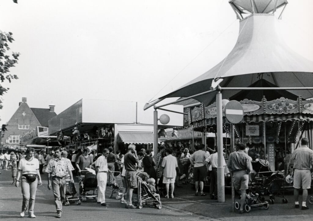Onder de overkapping van de in 1989 geplaatste kiosk op de Markt paste precies een kleine draaimolen voor de jongste jeugd.