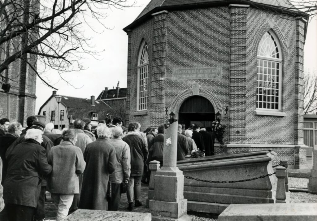 Eind maart 1996: een lange rij wachtenden om het heropende kerkje te bewonderen. 