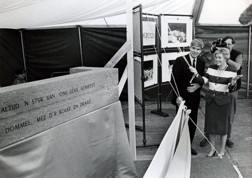 Toenmalig minister Hanja Maij-Weggen van Verkeer & Waterstaat legt op 1 juni 1994 symbolisch de eerste steen voor het nieuwe Waterschapshuis. Links van haar watergraaf Ad Segers.