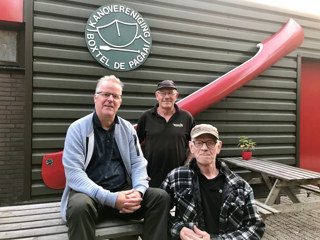 Voorzitter Leon van der Eerden en de leden Huub de Beer en Henk van Breugel halen herinneringen op aan dertig jaar kanoplezier op het terras bij hun clubhuis aan de Voetboog. (Foto: Linda van de Wiel). 