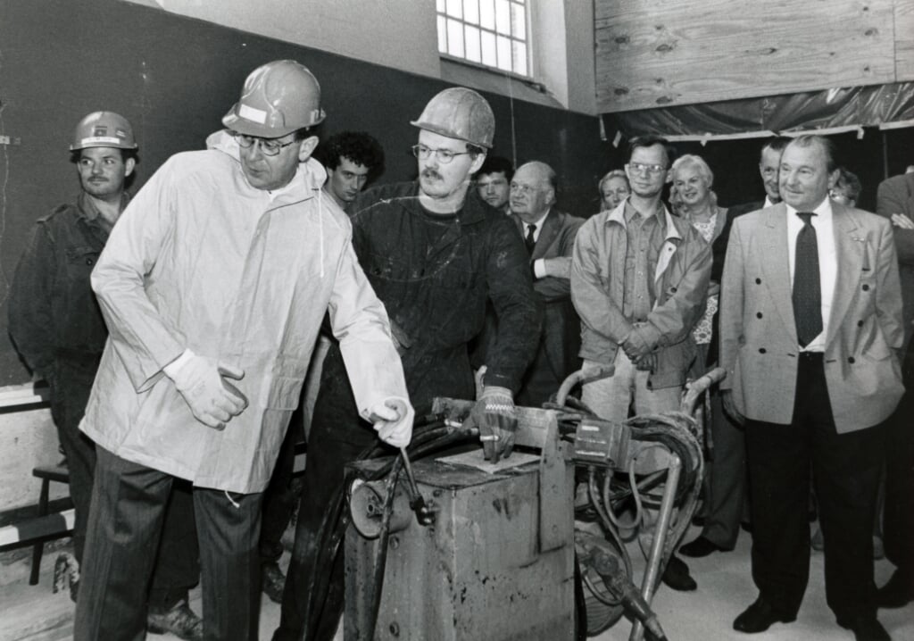 September 1995: burgemeester Jan van Homelen (tweede van links) boort de eerste nieuwe funderingspaal. 