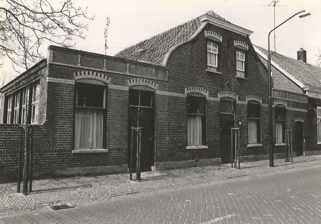 Dorpsstraat 17 in Esch werd in 1998 tot gemeentelijk monument uitgeroepen. Rond die tijd maakte Christien van Schijndel deze foto die ook is terug te vinden op de website van het Brabants Historisch Informatie Centrum.