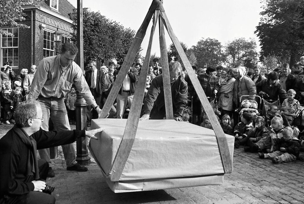 Plaatsing van het herindelingsmonument op het Raadhuisplein. 