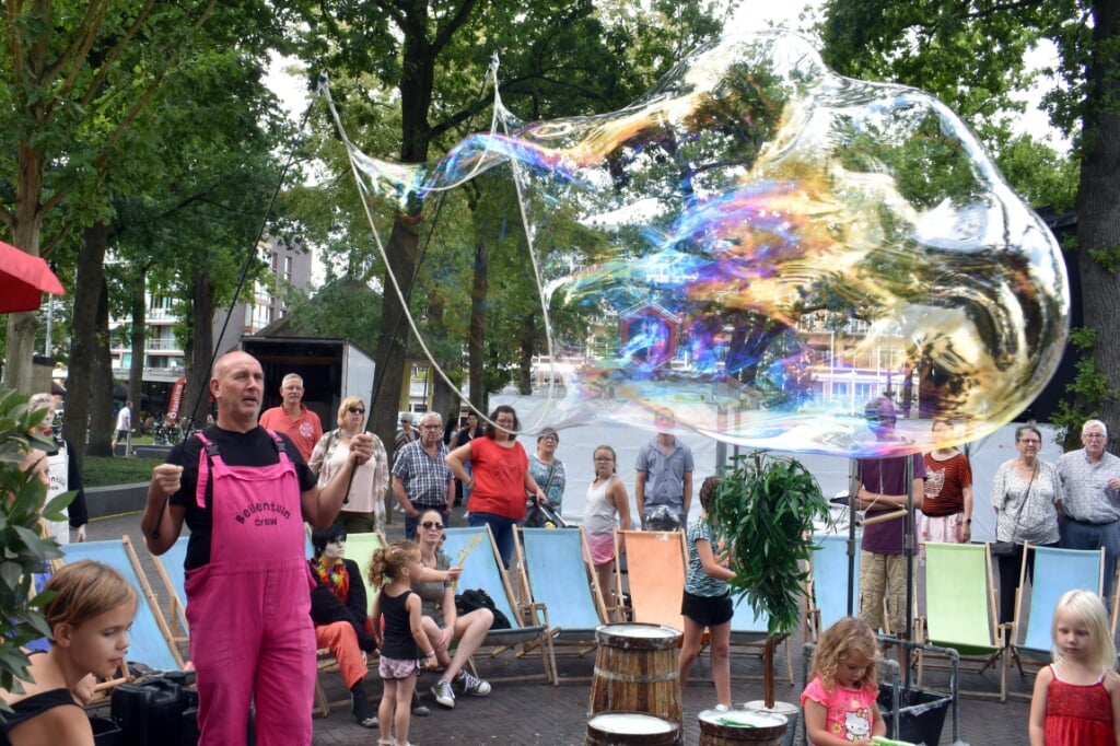 Kinderen kunnen tijdens theaterfestival Bockesprongen creatief in de weer met zeepbellen terwijl hun ouders vanaf de strandstoeltjes toekijken. 