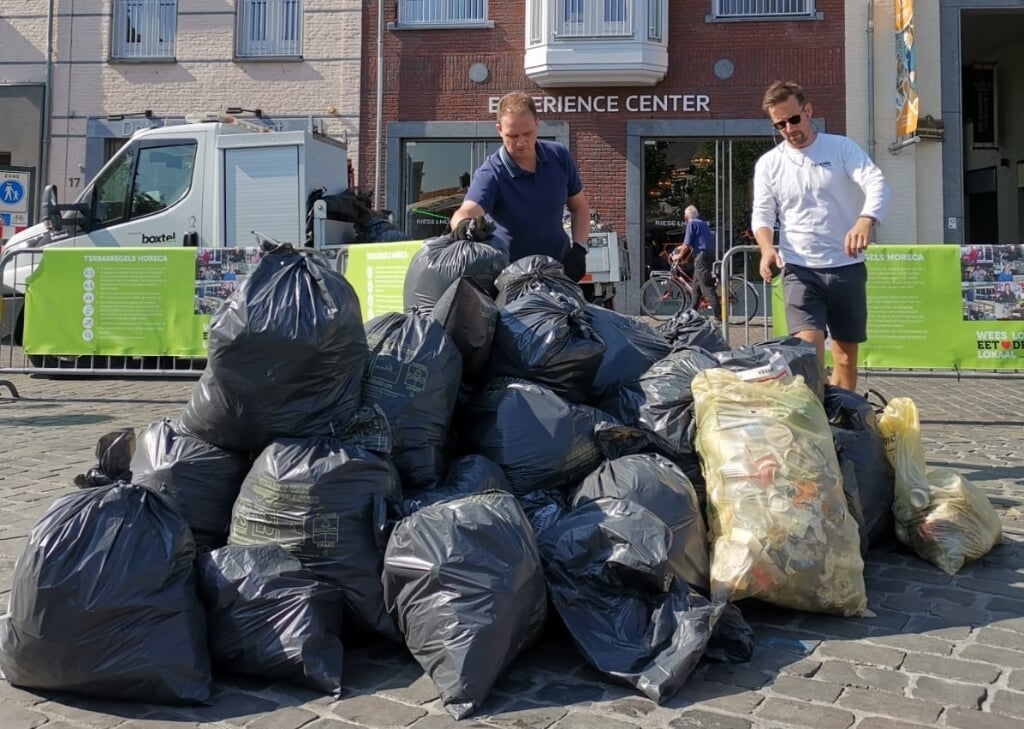 Nicholas Ninaber van Eijben (rechts) ruimt met een van de vrijwilligers de volle vuilniszakken op. (Foto: Nic&Mic, 2020). 