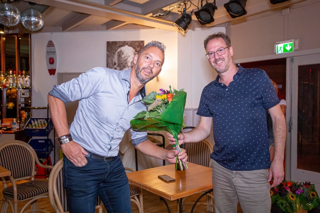 Rogier Veltrop (rechts) bedankt een van zijn sponsors met een bloemetje. 