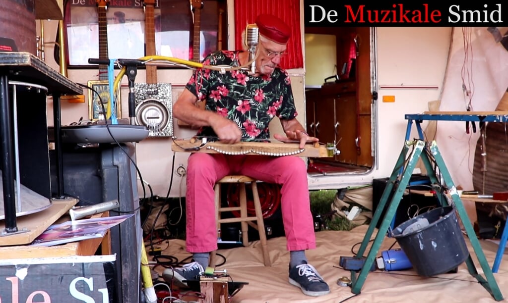 Marius Broeders, de muzikale smid, maakt instrumenten van alledaagse voorwerpen.