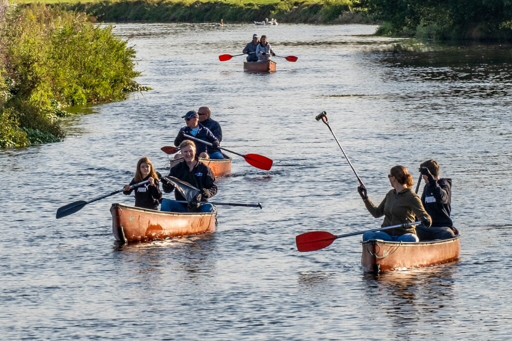 In bootjes van kanovereniging De Pagaai werd vorig jaar rommel uit de Dommel gevist door medewerkers van het waterschap. (Foto: Peter de Koning, 2020). 