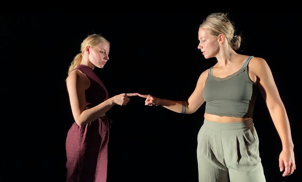De Boxtelse Lotte Timmermans (rechts) en Lara Knoops brengen tijdens theaterfestival Bockesprongen een dansvoorstelling over (on)gewenst fysiek contact.