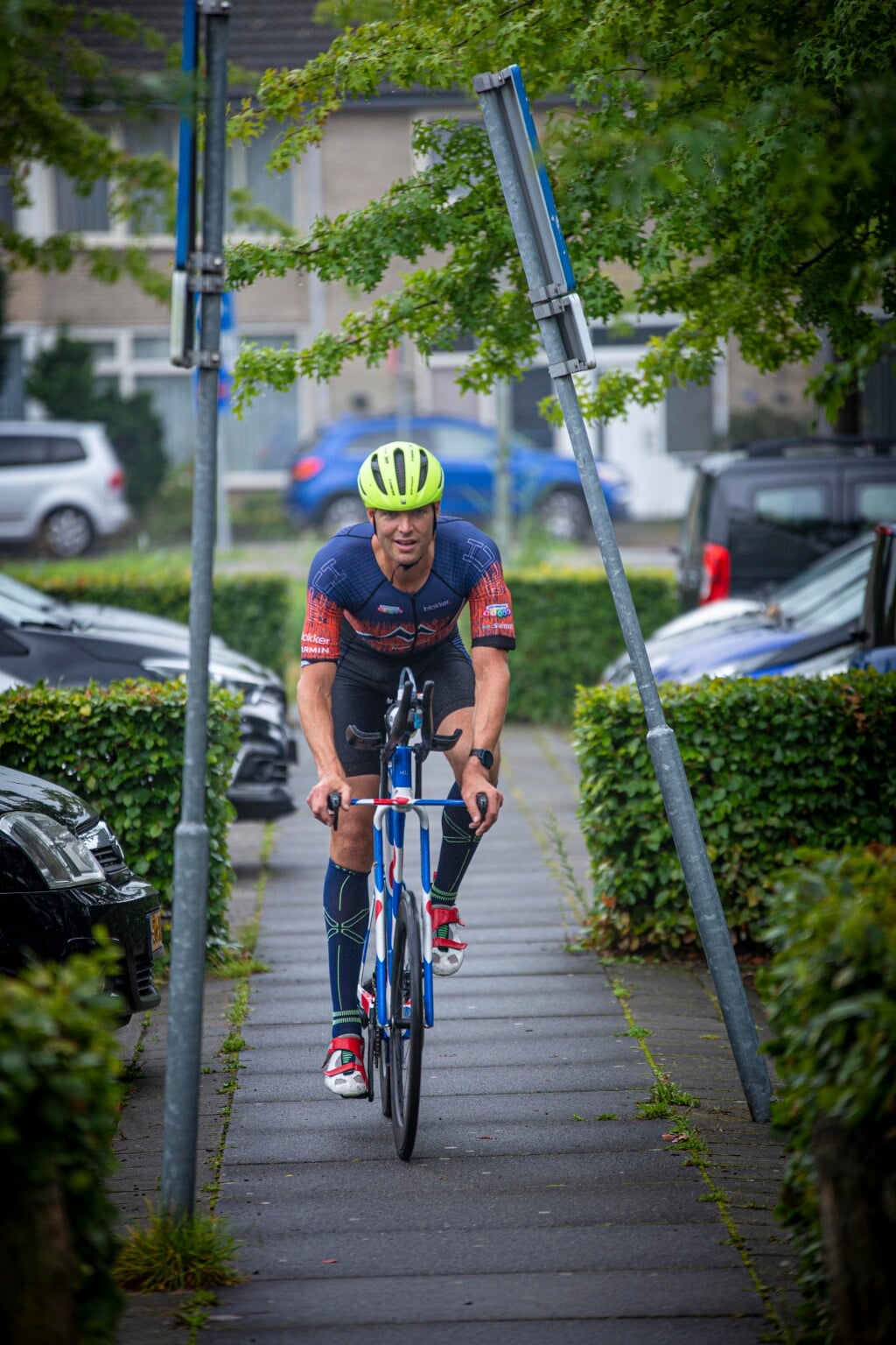 Maarten van der Weijden arriveert bij het Dommelbad op een op maat gemaakte racefiets. (Foto: Bas van den Biggelaar).