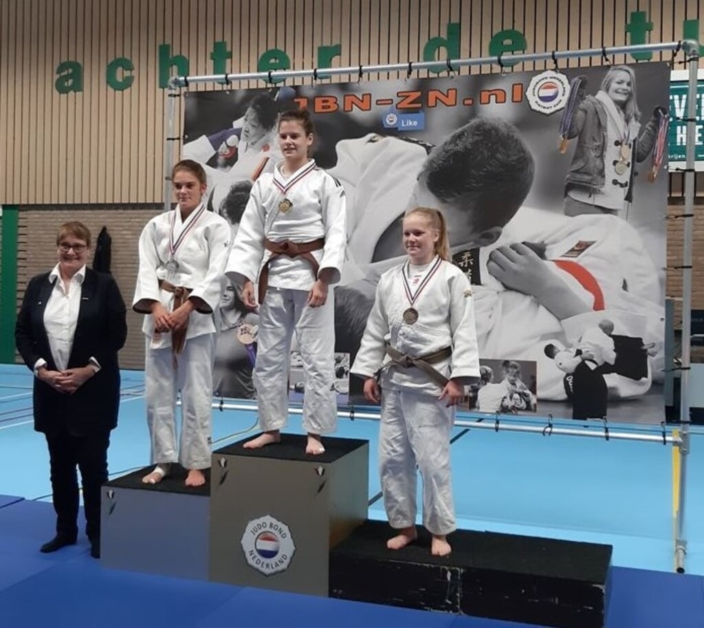 Keira Kreijveld (links op het podium) heeft zilver gewonnen op het Zuid-Nederlands kampioenschap. (Foto: eigen collectie).