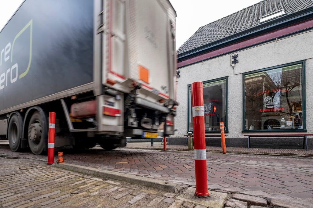 Vrachtwagens die door de Dorpsstraat in Esch rijden hebben op sommige stukken moeite met de wegversmallingen. Regelmatig worden de flexibele paaltjes beschadigd. Nu er nieuwe, stevige exemplaren voor terug komen, vrezen lokale ondernemers voor schade aan hun wagenpark.