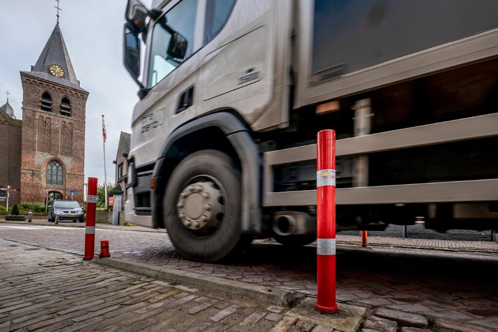 Vrachtwagens die door de Dorpsstraat in Esch rijden hebben op sommige stukken moeite met de wegversmallingen. Regelmatig worden de flexibele paaltjes beschadigd. Nu er nieuwe, stevige exemplaren voor terug komen, vrezen lokale ondernemers voor schade aan hun wagenpark.