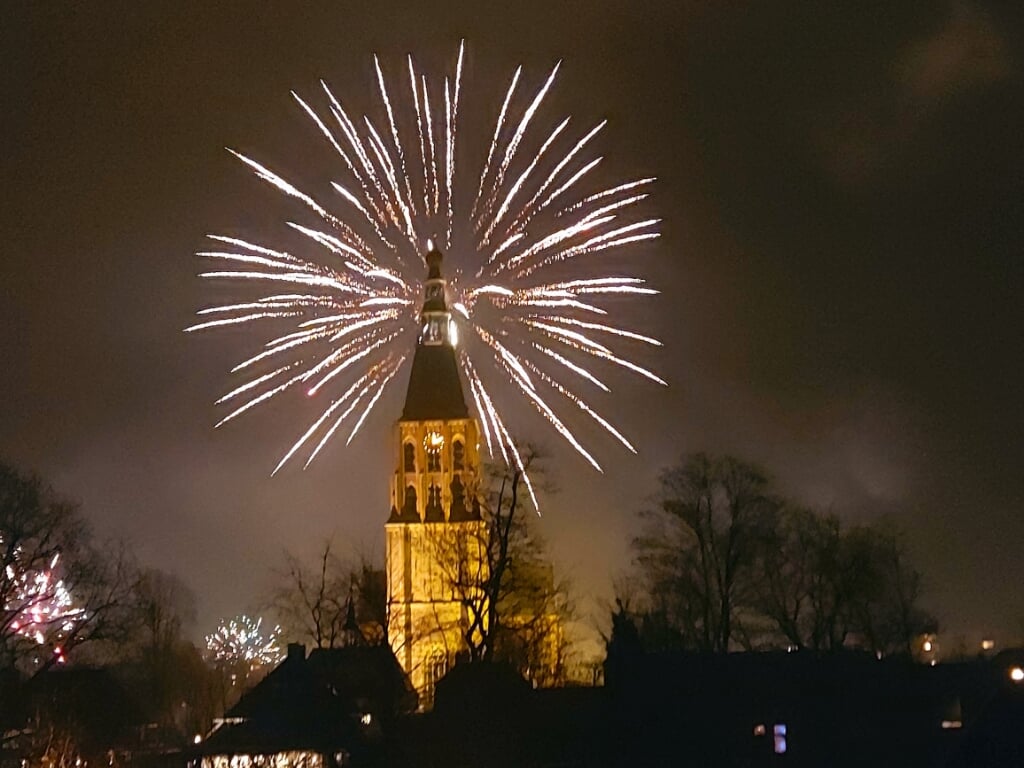 Tijdens nieuwjaarsnacht 2022 maakte de Boxtelse Helen van Delft deze perfect getimede foto van de Petrustoren.
