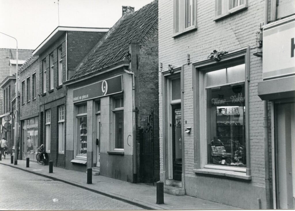 Bakkerij Van Griensven (rechts) met links daarnaast de drukkerij die door dezelfde familie werd geëxploiteerd.