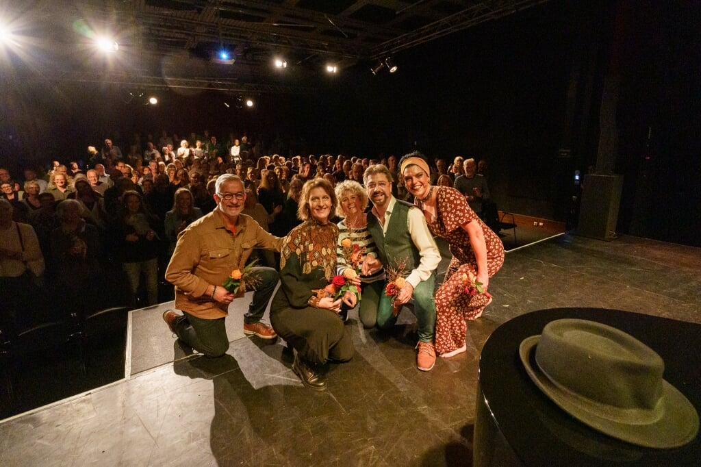 Christian van Zogchel, Karin Tooren, regisseur Lieke Faber, John Zwijnenberg en Kim van Zandbeek poseren in Podium Boxtel na hun voorstelling 'Is dit nou later?'.