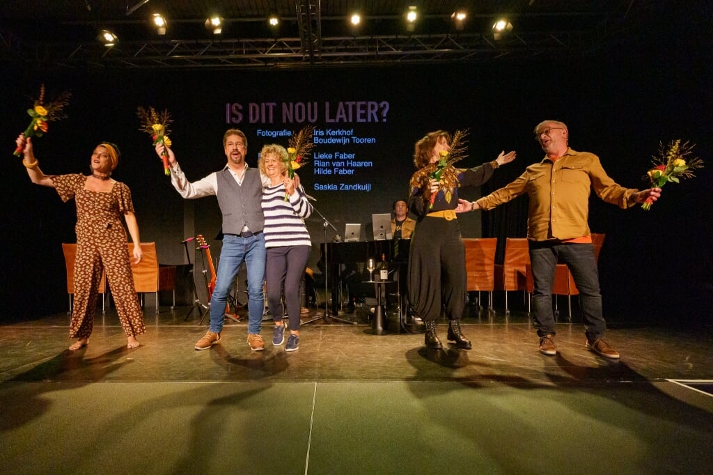 Kim van Zandbeek, John Zwijnenberg, regisseur Lieke Faber, Karin Tooren en Christian van Zogchel na afloop van hun voorstelling 'Is dit nou later?'.