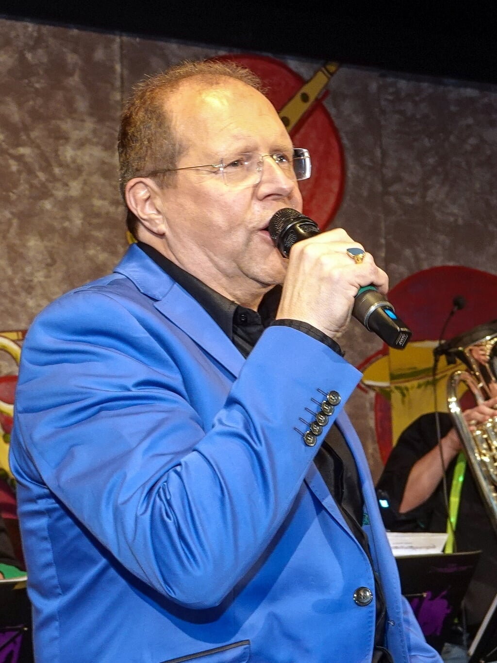 Kees Berkelmans is een van de twaalf zangers die optreden met jubilerende Aggemarvanhuisaf Band.