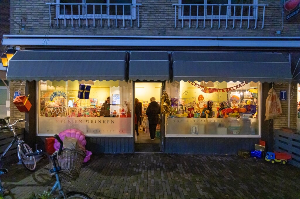 In de Pakjeskamer van Sinterklaas aan de Rechterstraat wordt gratis tweedehands speelgoed uitgedeeld.