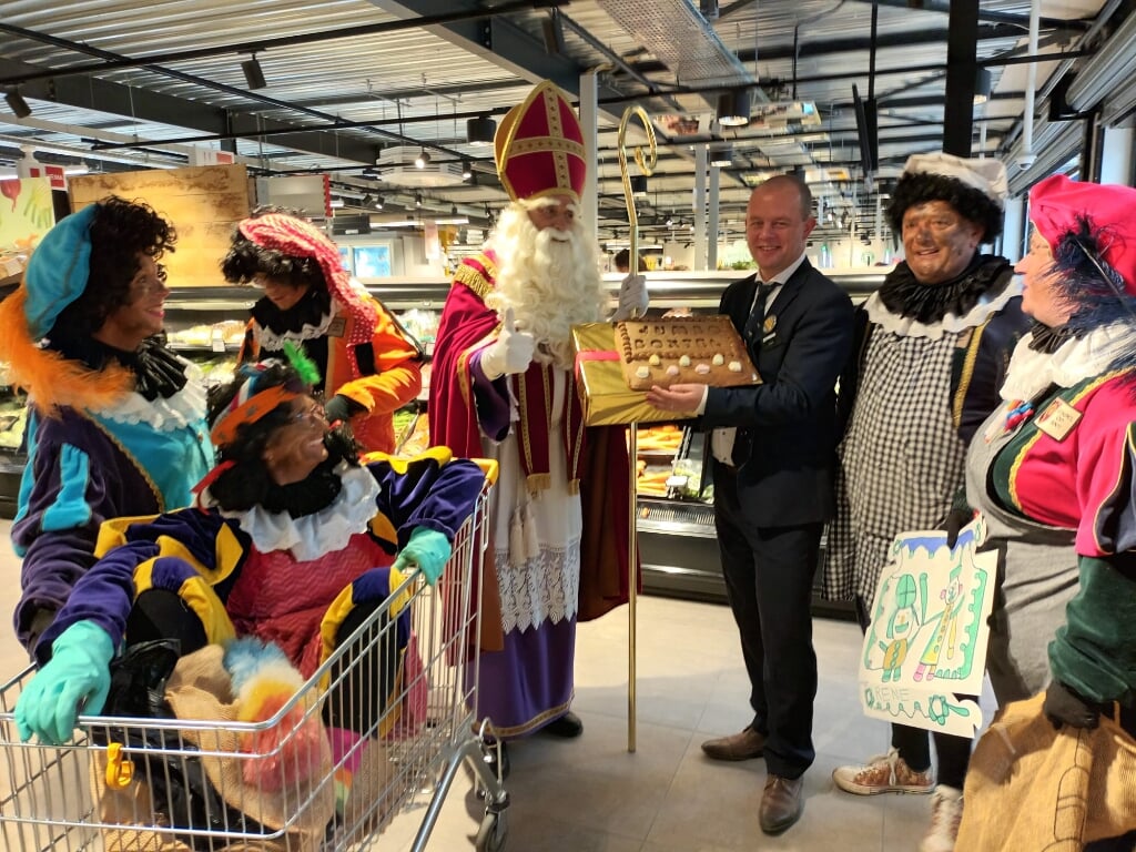 Sinterklaas en enkele van zijn pieten verlieten gistermiddag kasteel Stapelen even voor een bezoekje aan de nieuwe Jumbo in winkelcentrum Oosterhof. 
