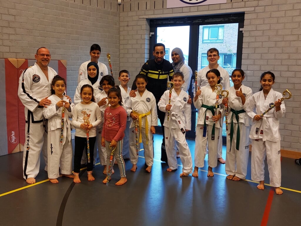 Wijkagent Hicham Argani trainde een keertje mee bij Taekwondo-school Dekker.