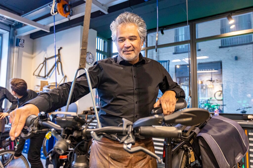 Niet de laatste modellen maar de werkplaats is de etalage van Elan Bikes Support. De e-bikespeciaalzaak van Boxtelaar Evert Lans heeft de afgelopen vijf jaar een stormachtige ontwikkeling doorgemaakt.
